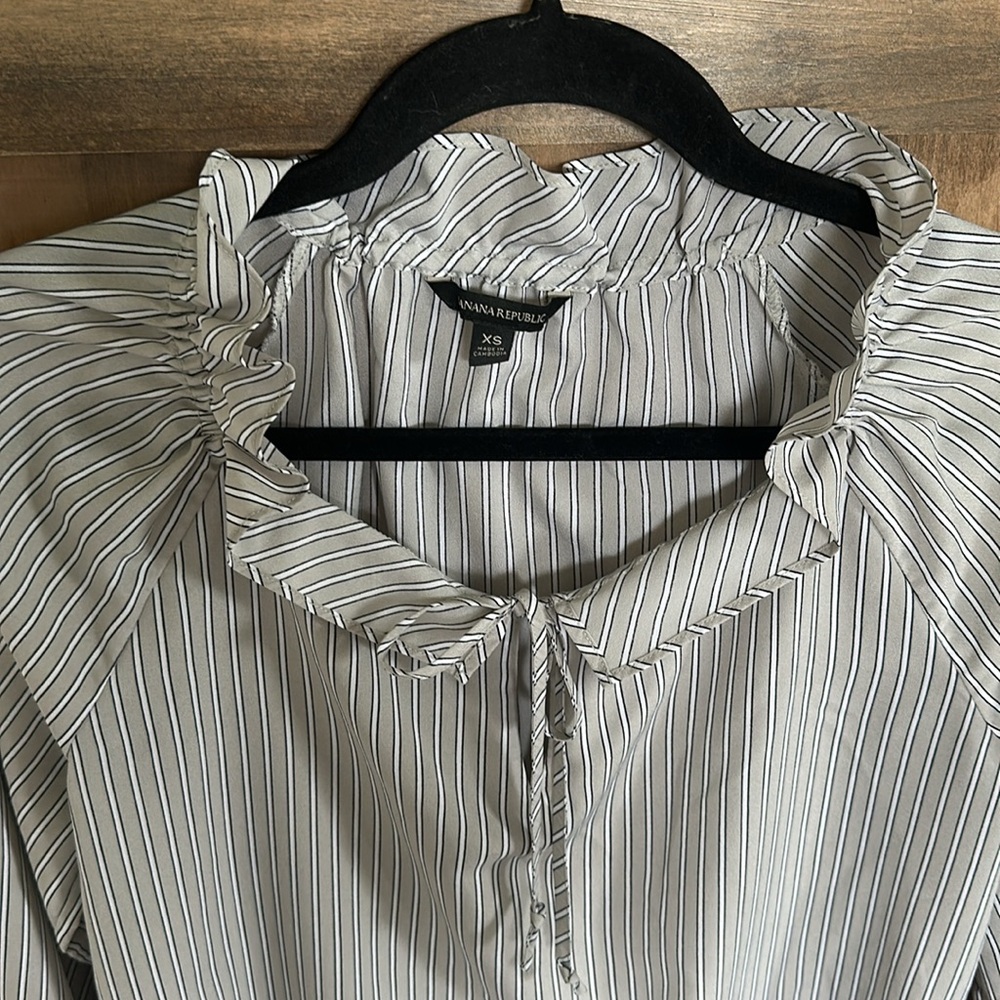 Banana Republic white, tan and black ruffle tie neck and sleeve blouse - Picture 4 of 12